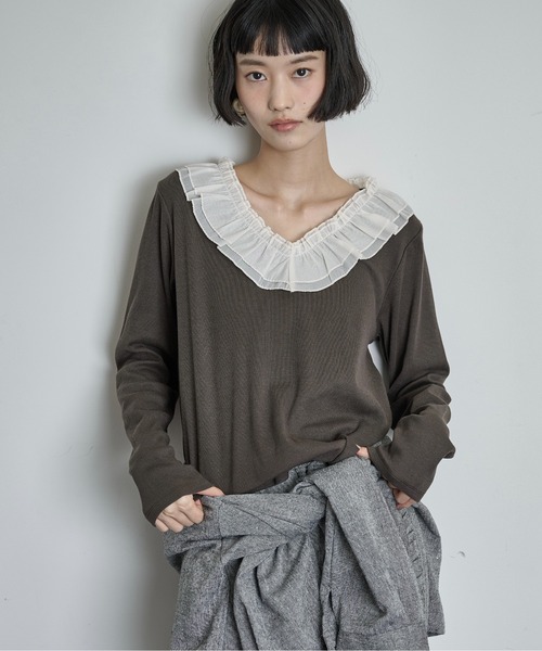 THE YOn(ザヨン)の「シアーフリル襟Vネックプルオーバー(Tシャツ/カットソー・レディース・ブラック/アイボリー/チャコールグレー・FREE)」の4枚目の写真