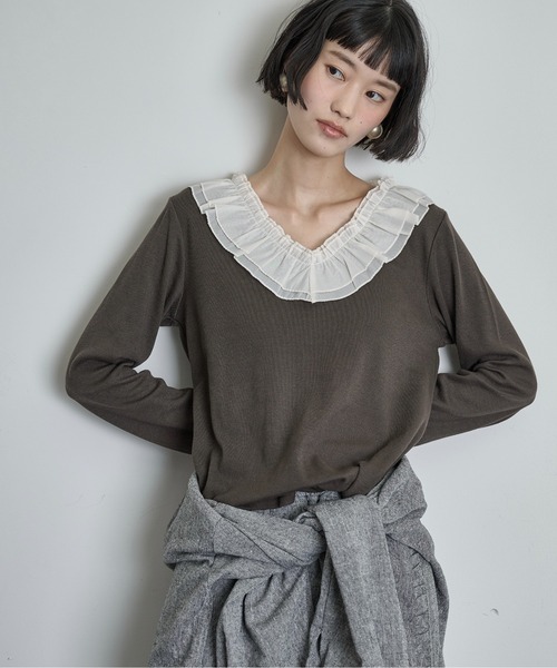 THE YOn(ザヨン)の「シアーフリル襟Vネックプルオーバー(Tシャツ/カットソー・レディース・ブラック/アイボリー/チャコールグレー・FREE)」の5枚目の写真