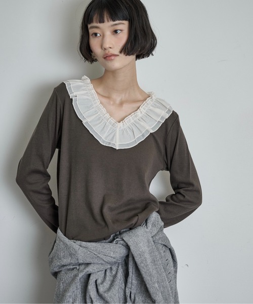 THE YOn(ザヨン)の「シアーフリル襟Vネックプルオーバー(Tシャツ/カットソー・レディース・ブラック/アイボリー/チャコールグレー・FREE)」の6枚目の写真