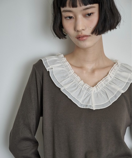 THE YOn(ザヨン)の「シアーフリル襟Vネックプルオーバー(Tシャツ/カットソー・レディース・ブラック/アイボリー/チャコールグレー・FREE)」の9枚目の写真
