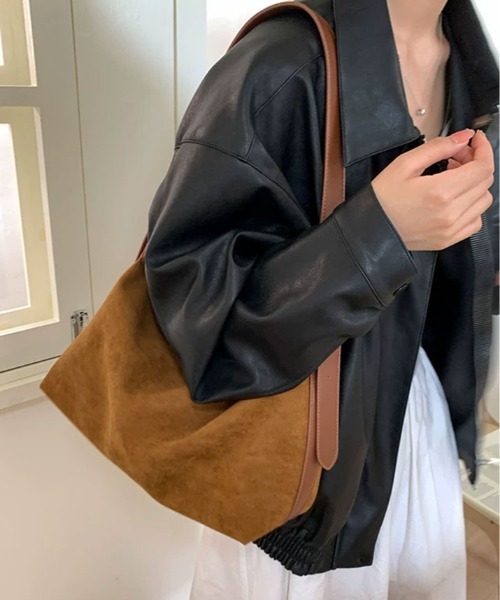 kirakiraShop（キラキラショップ）の「チャーム付き スエード調 ワンショルダーバッグ（ショルダーバッグ・レディース・ブラック/キャメル/ブラウン・FREE）」の11枚目の写真