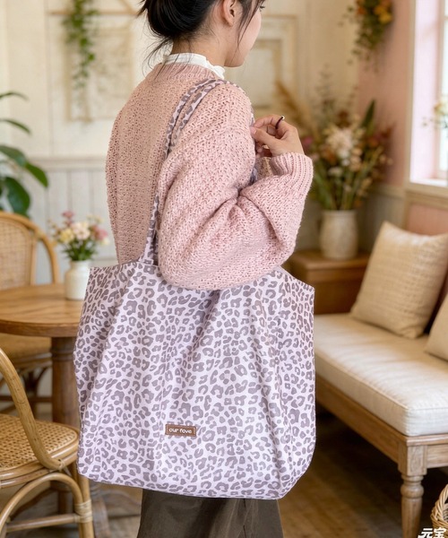 LA VORAGINE（ラ ヴォラジネ）の「【大容量・A4対応】リバーシブル両面使いレオパード柄トートバッグ（トートバッグ・レディース・PINK/BROWN/GRAY・FREE）」の18枚目の写真