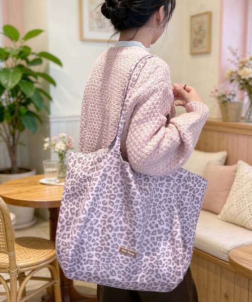 LA VORAGINE（ラ ヴォラジネ）の「【大容量・A4対応】リバーシブル両面使いレオパード柄トートバッグ（トートバッグ・レディース・PINK/BROWN/GRAY・FREE）」の19枚目の写真