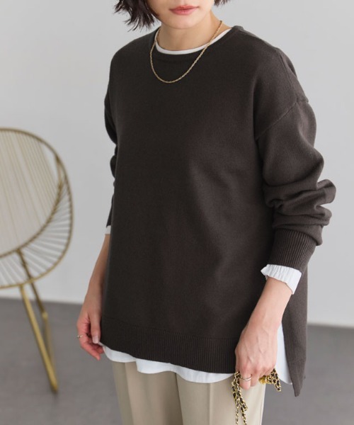 Pierrot（ピエロ）の「クルーネックプレミアムカシミヤタッチスリットオーバーニット（ニット/セーター・レディース・ダークブラウン/アイボリー/ブラック/ロイヤルブルー/チャコール・M/L/LL）」の4枚目の写真