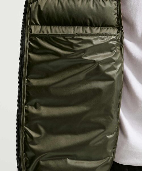 NIKE(ナイキ)の「ナイキ ウィンドランナー メンズ ライトウェイト ダウン マイクロチャネル ジャケット / Nike Windrunner Men's Lightweight Down Microchannel Jacket JA0742-222 Medium Olive(ダウンジャケット/コート・メンズ・オリーブ・S/L/M/2XL)」の4枚目の写真