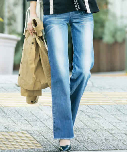 IEDIT（イディット）の「【股下丈が選べる】ミルブロウズ　ひかえめフレアーがちょうどいいヴィンテージライクワイドデニムパンツ　（デニムパンツ・レディース・ライトブルー/ブルー・1/6/10/7/2/8/3/4/9/5）」の2枚目の写真