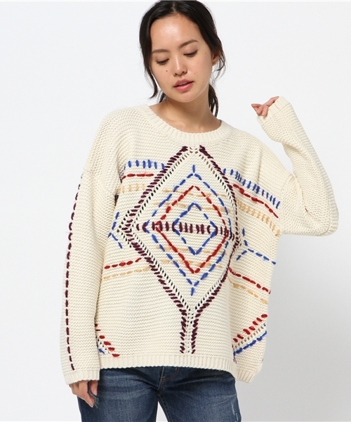 CUBE SUGAR(キューブシュガー)の「アクリル手刺しジャガード ドロップショルダークルー(ニット/セーター・レディース・レッド/ナチュラル/ブルー・M)」の2枚目の写真