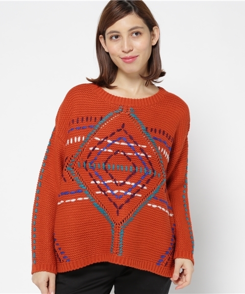 CUBE SUGAR(キューブシュガー)の「アクリル手刺しジャガード ドロップショルダークルー(ニット/セーター・レディース・レッド/ナチュラル/ブルー・M)」の1枚目の写真