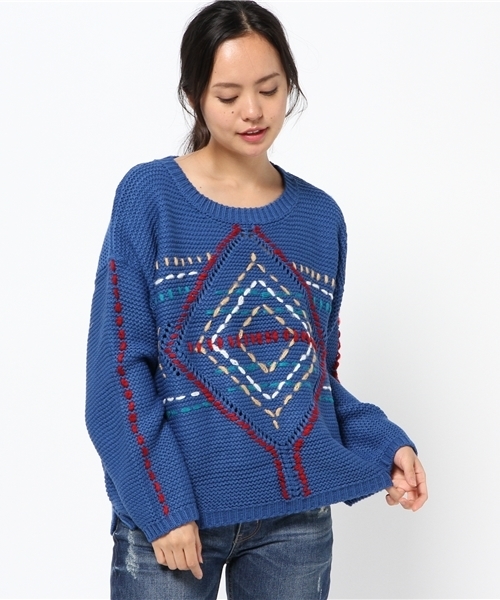 CUBE SUGAR(キューブシュガー)の「アクリル手刺しジャガード ドロップショルダークルー(ニット/セーター・レディース・レッド/ナチュラル/ブルー・M)」の3枚目の写真