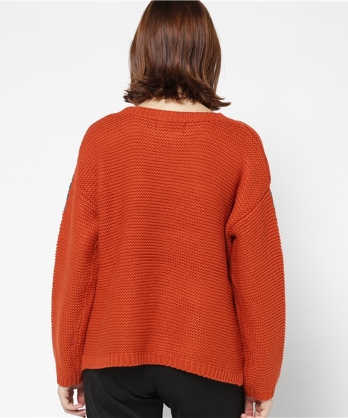 CUBE SUGAR(キューブシュガー)の「アクリル手刺しジャガード ドロップショルダークルー(ニット/セーター・レディース・レッド/ナチュラル/ブルー・M)」の7枚目の写真