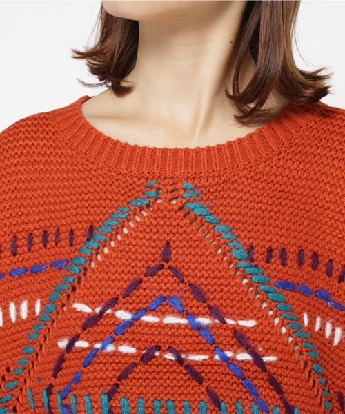 CUBE SUGAR(キューブシュガー)の「アクリル手刺しジャガード ドロップショルダークルー(ニット/セーター・レディース・レッド/ナチュラル/ブルー・M)」の8枚目の写真