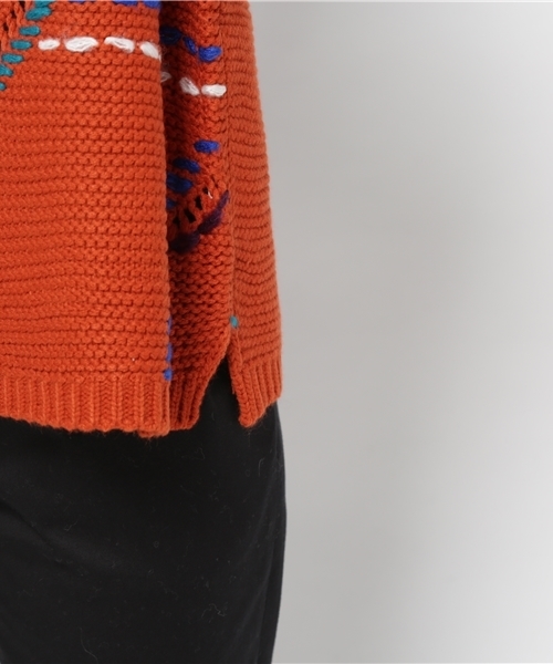 CUBE SUGAR(キューブシュガー)の「アクリル手刺しジャガード ドロップショルダークルー(ニット/セーター・レディース・レッド/ナチュラル/ブルー・M)」の10枚目の写真