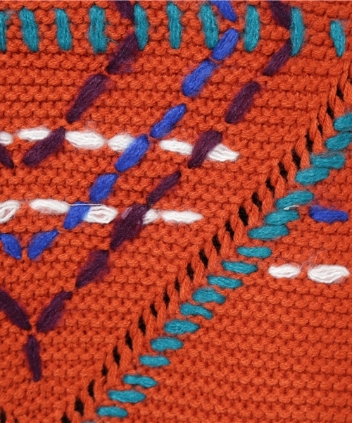 CUBE SUGAR(キューブシュガー)の「アクリル手刺しジャガード ドロップショルダークルー(ニット/セーター・レディース・レッド/ナチュラル/ブルー・M)」の4枚目の写真