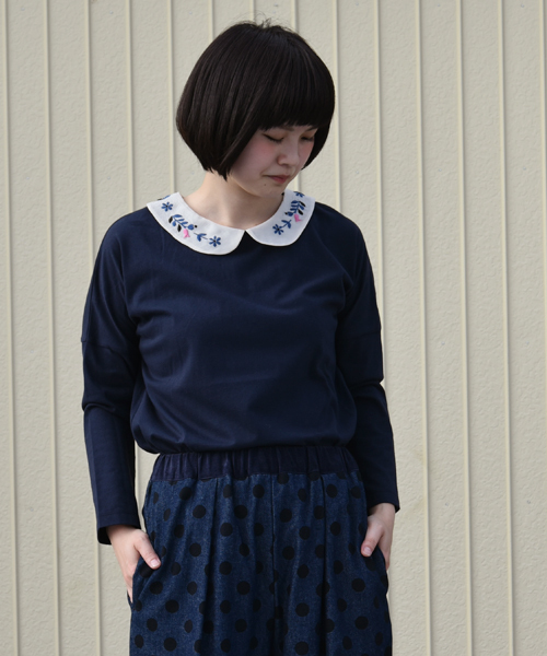 POU DOU DOU（プードゥドゥ）の「お花刺繍衿プルオーバー（Tシャツ/カットソー・レディース・ネイビー/アイボリー/キャメル・3）」の3枚目の写真
