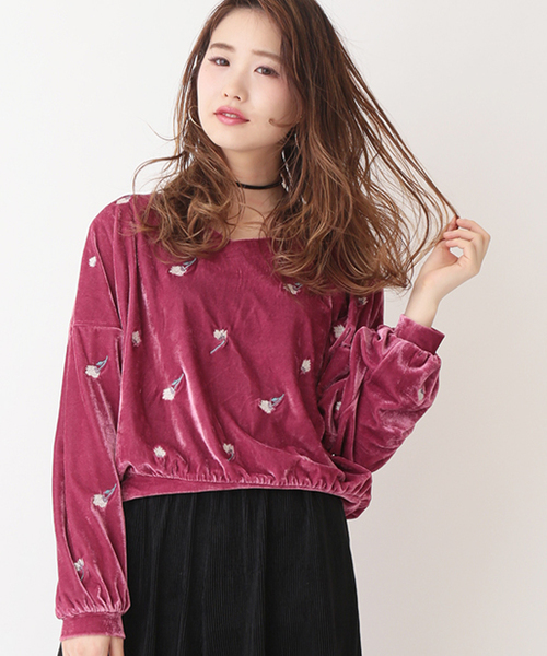 one after another NICE CLAUP(ワンアフターアナザーナイスクラップ)の「刺しゅう*ベロアVネックプルオーバー(Tシャツ/カットソー・レディース・ピンク/アイボリー/ブラック・FREE)」の3枚目の写真