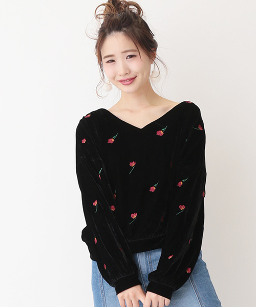 one after another NICE CLAUP(ワンアフターアナザーナイスクラップ)の「刺しゅう*ベロアVネックプルオーバー(Tシャツ/カットソー・レディース・ピンク/アイボリー/ブラック・FREE)」の2枚目の写真