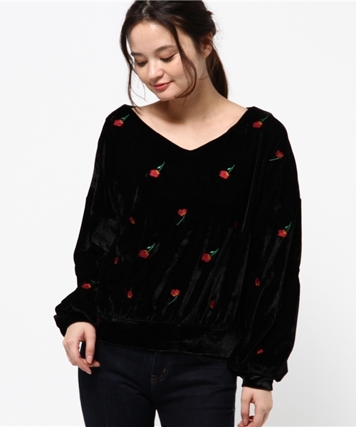 one after another NICE CLAUP(ワンアフターアナザーナイスクラップ)の「刺しゅう*ベロアVネックプルオーバー(Tシャツ/カットソー・レディース・ピンク/アイボリー/ブラック・FREE)」の10枚目の写真