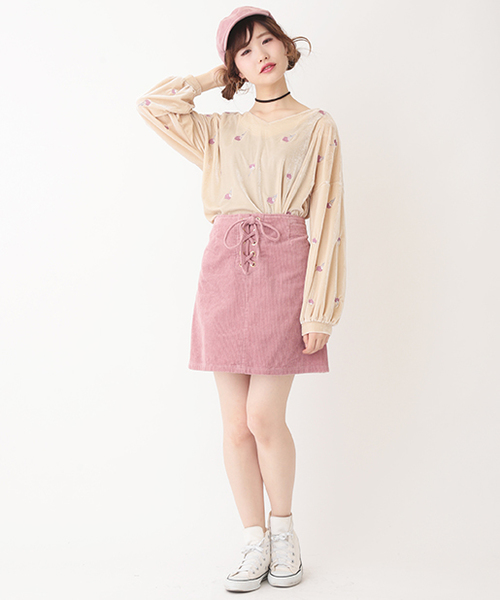 one after another NICE CLAUP(ワンアフターアナザーナイスクラップ)の「刺しゅう*ベロアVネックプルオーバー(Tシャツ/カットソー・レディース・ピンク/アイボリー/ブラック・FREE)」の16枚目の写真