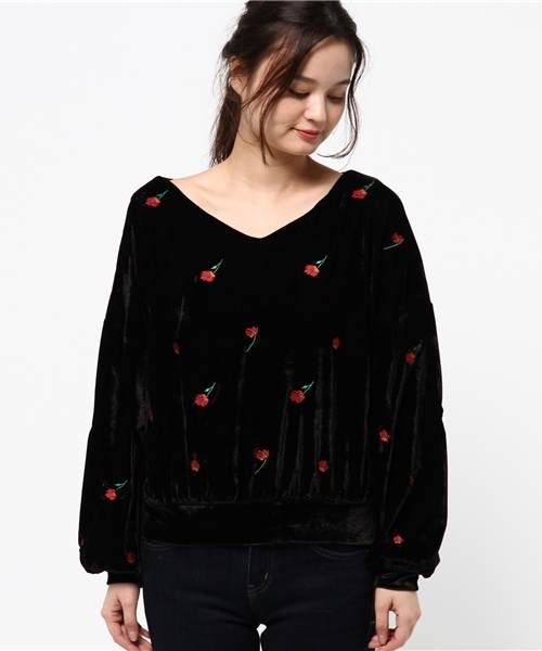 one after another NICE CLAUP(ワンアフターアナザーナイスクラップ)の「刺しゅう*ベロアVネックプルオーバー(Tシャツ/カットソー・レディース・ピンク/アイボリー/ブラック・FREE)」の4枚目の写真