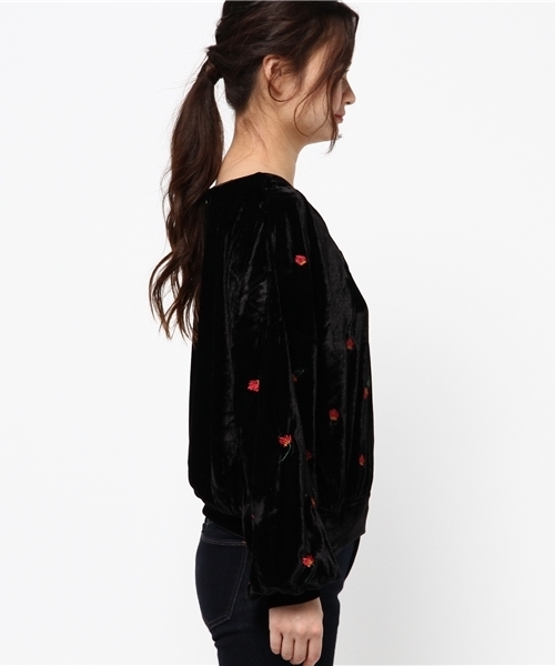 one after another NICE CLAUP(ワンアフターアナザーナイスクラップ)の「刺しゅう*ベロアVネックプルオーバー(Tシャツ/カットソー・レディース・ピンク/アイボリー/ブラック・FREE)」の5枚目の写真