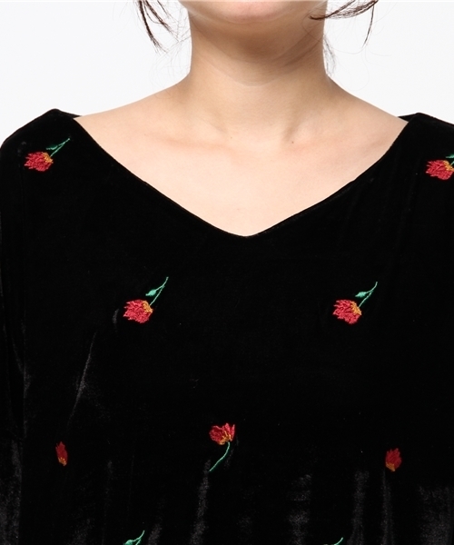 one after another NICE CLAUP(ワンアフターアナザーナイスクラップ)の「刺しゅう*ベロアVネックプルオーバー(Tシャツ/カットソー・レディース・ピンク/アイボリー/ブラック・FREE)」の7枚目の写真