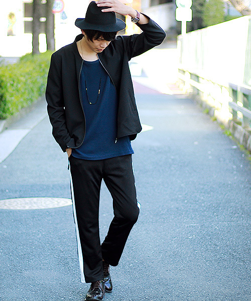 MONO-MART（モノマート）の「テーパードシルエットラインパンツ セミワイド トラックパンツ（その他パンツ・メンズ・ブラック/ブラック×レッド/パープル系その他/ブラック×ゴールド・FREE）」の7枚目の写真