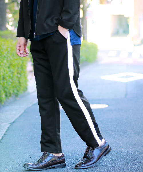 MONO-MART（モノマート）の「テーパードシルエットラインパンツ セミワイド トラックパンツ（その他パンツ・メンズ・ブラック/ブラック×レッド/パープル系その他/ブラック×ゴールド・FREE）」の8枚目の写真