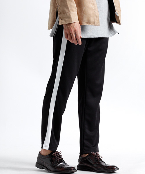 MONO-MART（モノマート）の「テーパードシルエットラインパンツ セミワイド トラックパンツ（その他パンツ・メンズ・ブラック/ブラック×レッド/パープル系その他/ブラック×ゴールド・FREE）」の14枚目の写真