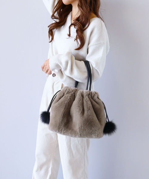 sankyo shokai(サンキョウショウカイ)の「レッキスファー巾着バッグ(ハンドバッグ・レディース・ブラック/ネイビー/グレー/ブルー/モカ・FREE)」の8枚目の写真