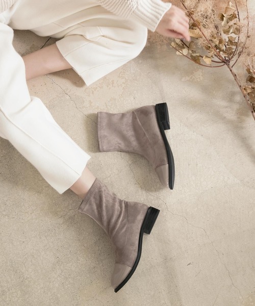 KOBE LETTUCE（コウベレタス）の「エナメル切替ラウンドトゥフラットショートブーツ（ブーツ・レディース・ブラウン/グレイッシュベージュ/ブラック・LL/S/M/L）」の3枚目の写真