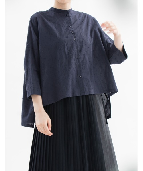 nop de nod(ノップドゥノッド)の「Ciel 刺繍ローンスタンドカラーシャツ(シャツ/ブラウス・レディース・ブラック/ネイビー/オフホワイト・3)」の2枚目の写真