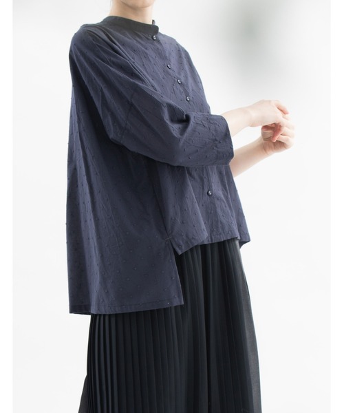 nop de nod(ノップドゥノッド)の「Ciel 刺繍ローンスタンドカラーシャツ(シャツ/ブラウス・レディース・ブラック/ネイビー/オフホワイト・3)」の8枚目の写真