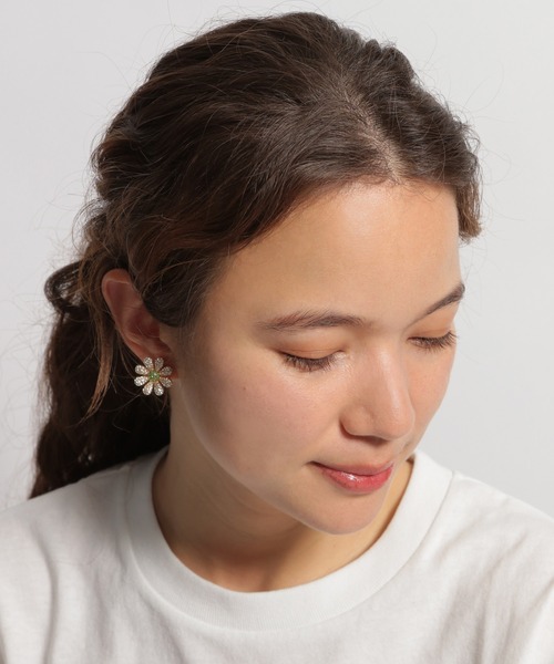 Enasoluna(エナソルーナ)の「【Enasoluna(エナソルーナ)】コラボフラワーストーンイヤリング(イヤリング・レディース・イエロー/グリーン・0)」の10枚目の写真