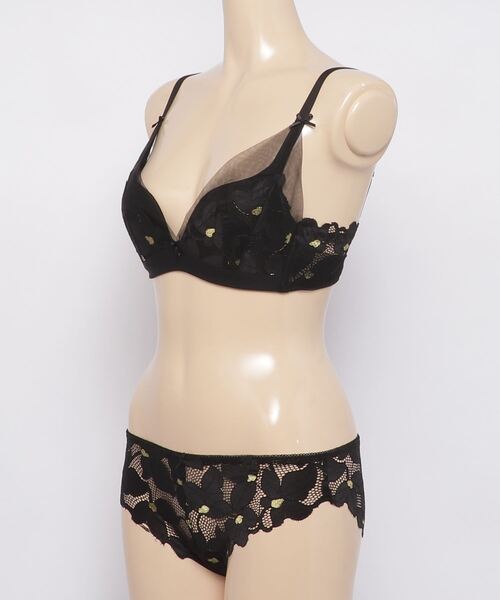 SFW(エスエフダブリュー)の「ノンワイヤー ブラ&ショーツ セット(ブラ&ショーツ・レディース・ブラック/ブルー/ピンクベージュ・LL/S/M/L)」の4枚目の写真