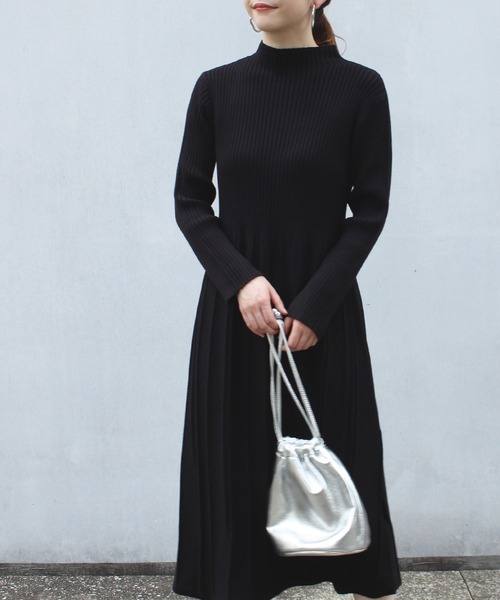LAVEANGE（ラビアンジェ）の「プリーツ切替リブニットワンピース（ワンピース・レディース・ブラック/ベージュ/グレー/グレイッシュベージュ/ライトブルー・S/M/L）」の9枚目の写真