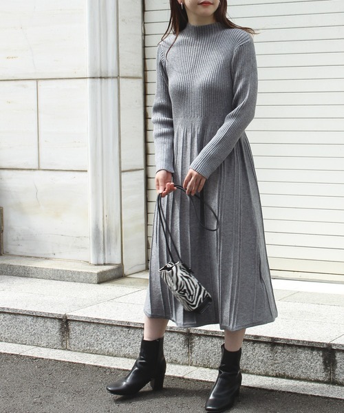 LAVEANGE（ラビアンジェ）の「プリーツ切替リブニットワンピース（ワンピース・レディース・ブラック/ベージュ/グレー/グレイッシュベージュ/ライトブルー・S/M/L）」の17枚目の写真