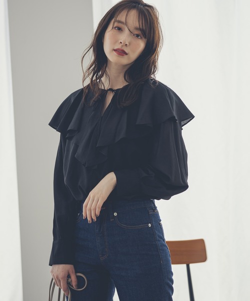 Andemiu（アンデミュウ）の「フリルネックブラウス219039（シャツ/ブラウス・レディース・ブラック/イエロー/ブルー・FREE）」の2枚目の写真