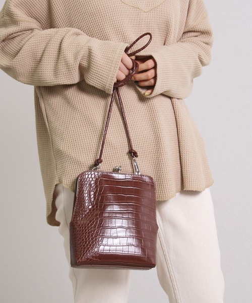 Crisp(クリスプ)の「クロコ柄ミニバッグ(ショルダーバッグ・レディース・ブラック/ブラウン・FREE)」の2枚目の写真