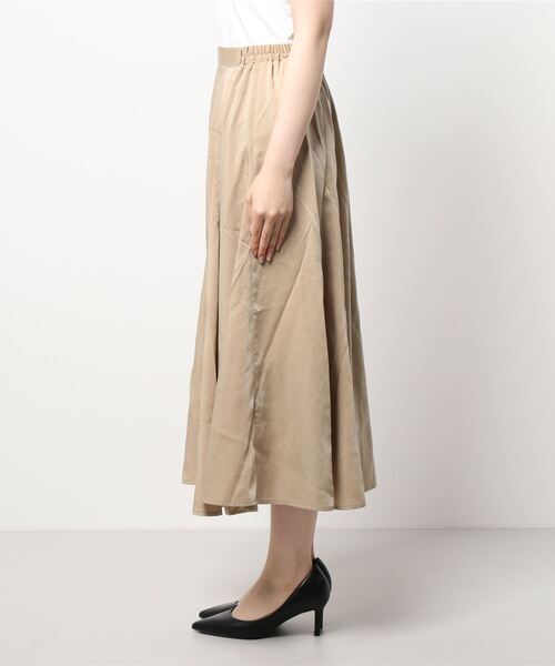 BELLUNA PLUS(ベルーナ)の「エンボス加工サテン素材フレアースカート(スカート・レディース・ベージュ/ワイン・X-LARGE/MEDIUM/LARGE)」の10枚目の写真