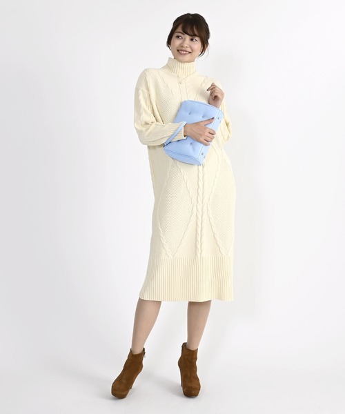 MARY QUANT(マリークワント)の「中綿デイジーメタル クラッチ(ハンドバッグ・レディース・ブルー・FREE)」の2枚目の写真