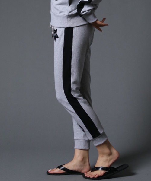 STUD MUFFIN（スタッドマフィン）の「STUD MUFFIN/スタッドマフィン/ストレッチベア裏毛 サガラパッチ＆ロゴ サイドライン リブパンツ（スウェットパンツ・メンズ・ブラック/グレー・2/4/3）」の4枚目の写真