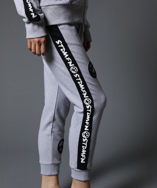 STUD MUFFIN（スタッドマフィン）の「STUD MUFFIN/スタッドマフィン/ストレッチベア裏毛 サガラパッチ＆ロゴ サイドライン リブパンツ（スウェットパンツ・メンズ・ブラック/グレー・2/4/3）」の14枚目の写真