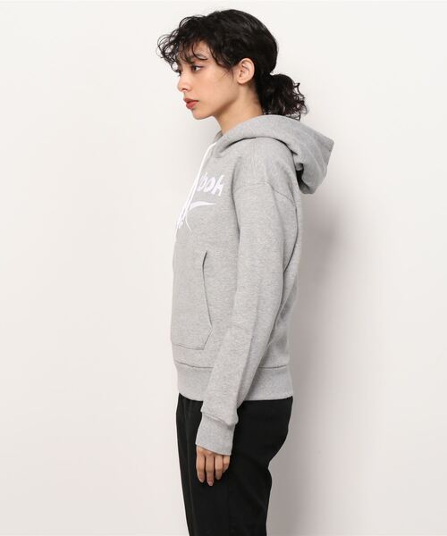 Reebok(リーボック)の「 アイデンティティ ロゴ フリース プルオーバー フーディー / Identity Logo Fleece Pullover Hoodie(パーカー・レディース・ブラック/ヘザーグレー/パープル/ホワイト・MEDIUM/X-LARGE/SMALL/LARGE/X-SMALL/XX-LARGE)」の10枚目の写真