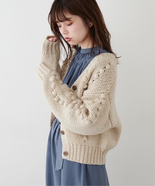 natural couture(ナチュラルクチュール)の「ポンポンニットカーディガン(カーディガン/ボレロ・レディース・オフホワイト/ブラウン/ベージュ・FREE)」の12枚目の写真