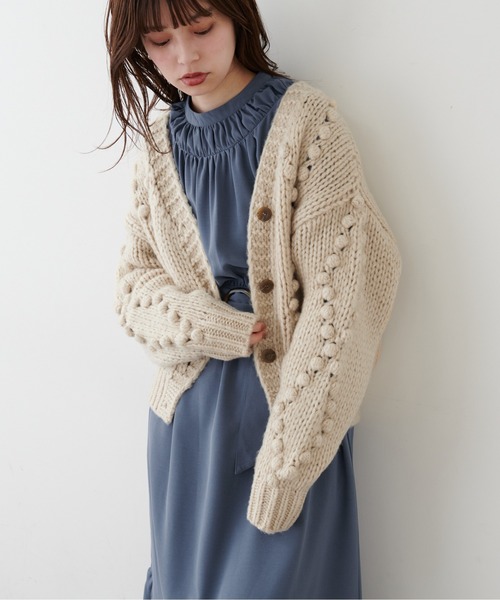 natural couture(ナチュラルクチュール)の「ポンポンニットカーディガン(カーディガン/ボレロ・レディース・オフホワイト/ブラウン/ベージュ・FREE)」の13枚目の写真