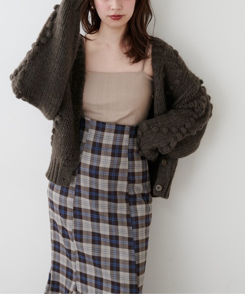 natural couture(ナチュラルクチュール)の「ポンポンニットカーディガン(カーディガン/ボレロ・レディース・オフホワイト/ブラウン/ベージュ・FREE)」の8枚目の写真