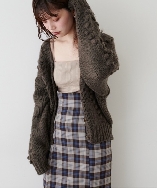 natural couture(ナチュラルクチュール)の「ポンポンニットカーディガン(カーディガン/ボレロ・レディース・オフホワイト/ブラウン/ベージュ・FREE)」の9枚目の写真