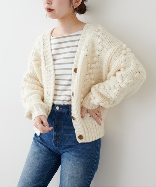 natural couture(ナチュラルクチュール)の「ポンポンニットカーディガン(カーディガン/ボレロ・レディース・オフホワイト/ブラウン/ベージュ・FREE)」の4枚目の写真