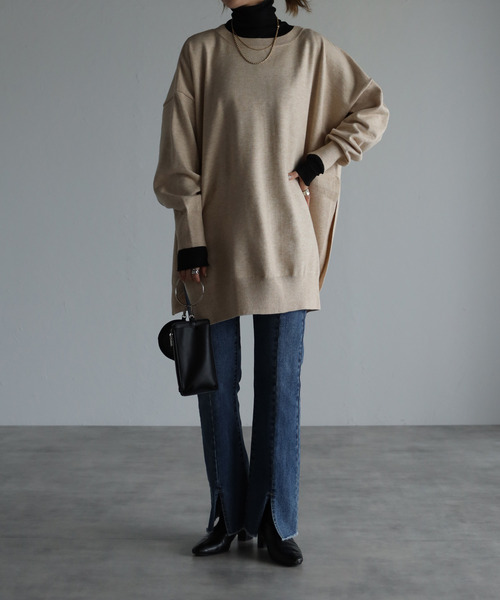 amini(アミニ)の「【2021-2022 A/W】バックボタンスリットニット(ニット/セーター・レディース・ライトブルー/ブラック/アイボリー/モスグリーン・MEDIUM)」の2枚目の写真