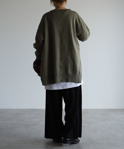 amini(アミニ)の「【2021-2022 A/W】バックボタンスリットニット(ニット/セーター・レディース・ライトブルー/ブラック/アイボリー/モスグリーン・MEDIUM)」の4枚目の写真